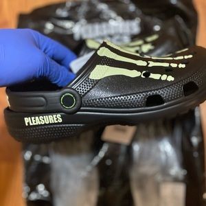 Pleasures x Crocs”Glow in the dark”